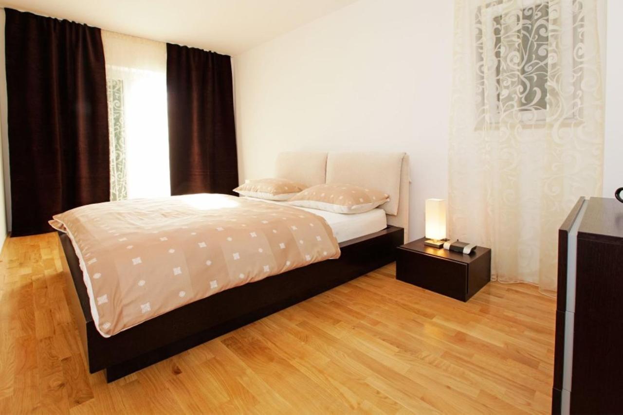 Apartment Bol A6 With Pool From 45 Eur Per Person Exteriör bild