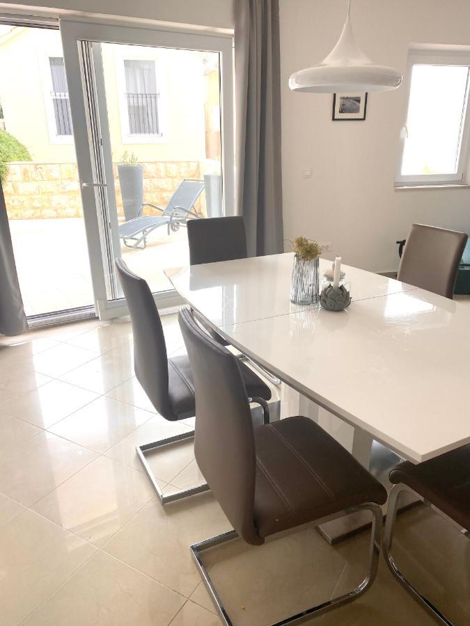 Apartment Bol A6 With Pool From 45 Eur Per Person Exteriör bild